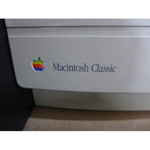 2124 - A vintage Apple Mac Classic computer