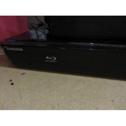 2125 - A Samsung surround sound system and Blu-ray player - with remote