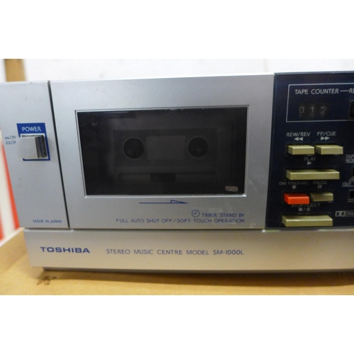 2132 - A Toshiba SM-1000L stereo music centre