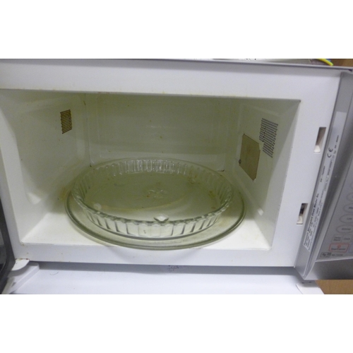 2175 - A Panasonic NN-T522M microwave