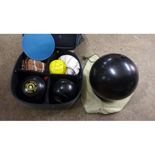 2374 - A ten pin bowling ball with bag and green balls in bag