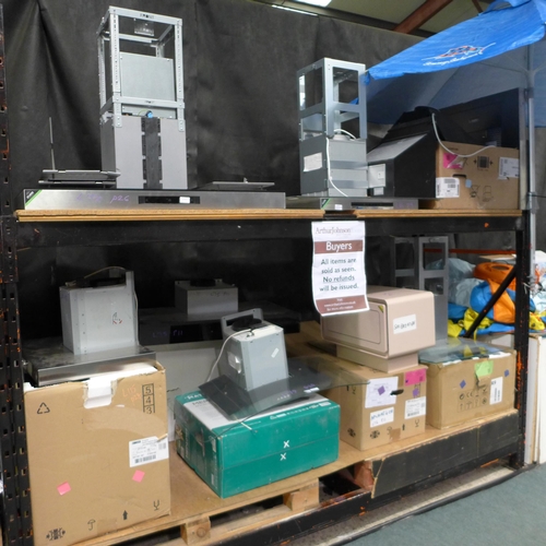 3313 - Large Quantity of Cooker Hoods & Extractors (404-61,152, 27,53,123)   * This lot is subject to vat