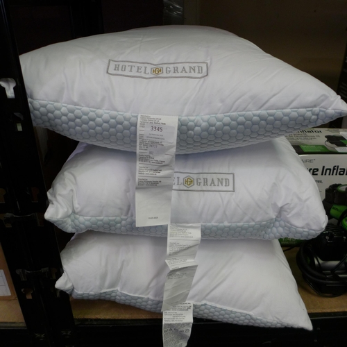 3345 - Three Hotel Grand Summer/Winter Pillows    (302-368)  * This lot is subject to vat