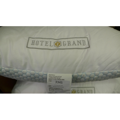 3345 - Three Hotel Grand Summer/Winter Pillows    (302-368)  * This lot is subject to vat