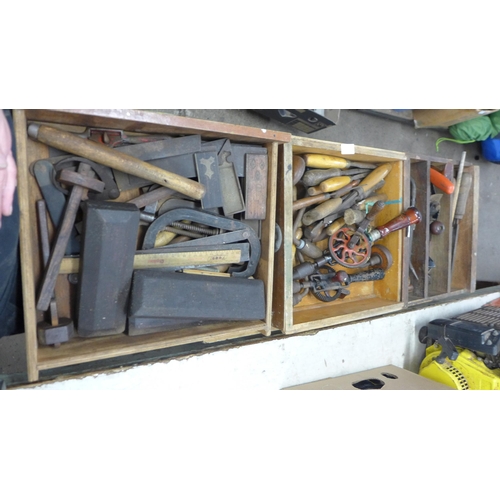 2017 - Three trays of vintage woodworking tools including chisels, try squares and hand drills