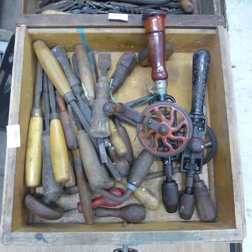 2017 - Three trays of vintage woodworking tools including chisels, try squares and hand drills