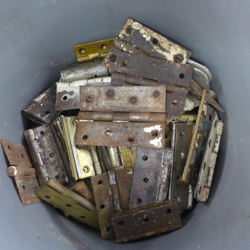 2031 - A bucket of vintage door hinges