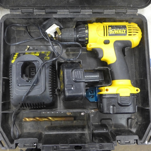 2037 - A Dewalt DC727 drill with battery and charger