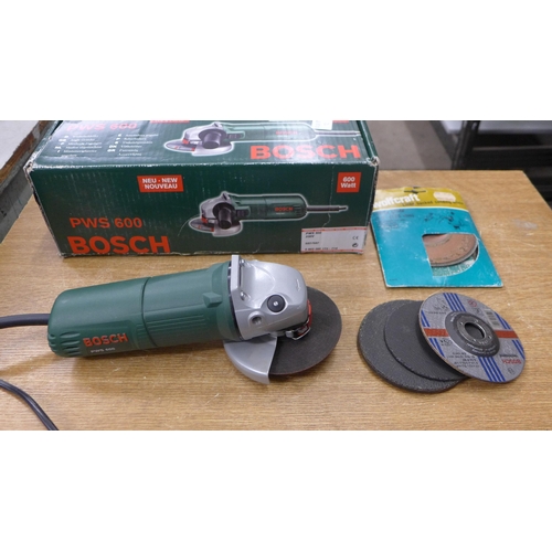 2046 - A Bosch PWS600 240v angle grinder