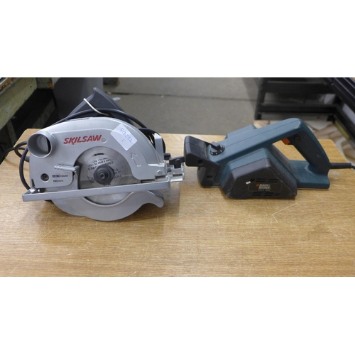 2048 - A 830w skilsaw with attachment, circular saw and Black & Decker KW713 sander