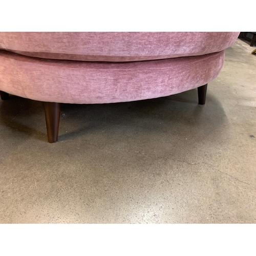 1308 - A large pink velvet buttoned back love seat with footstool