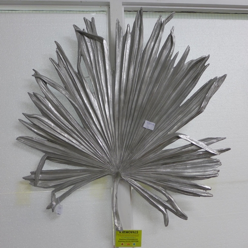 1333 - A silver decorative palm leaf