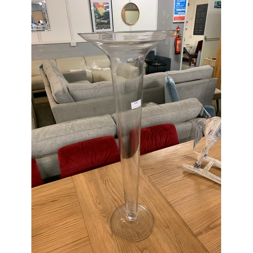 1383 - A glass lily vase