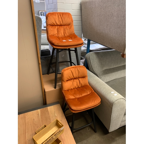 1401 - A pair of Endeson burnt orange velvet bar stools