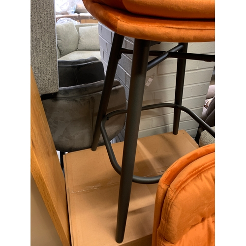 1401 - A pair of Endeson burnt orange velvet bar stools