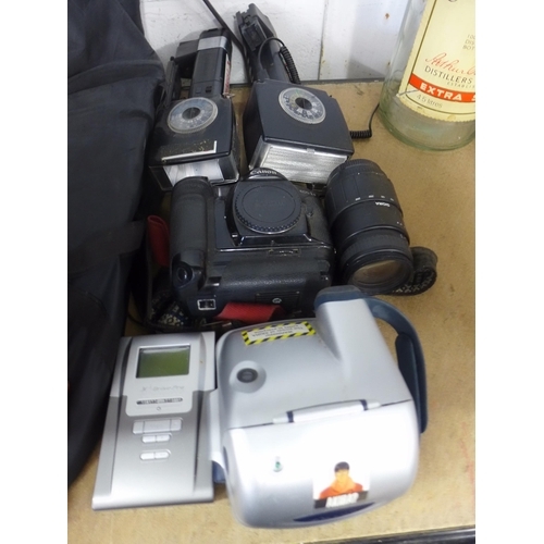 2082 - A box of camera items, including a Canon EOS-IN camera with flash lights