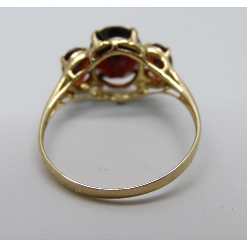 1015 - A 9ct gold and red stone ring, 1.9g, O