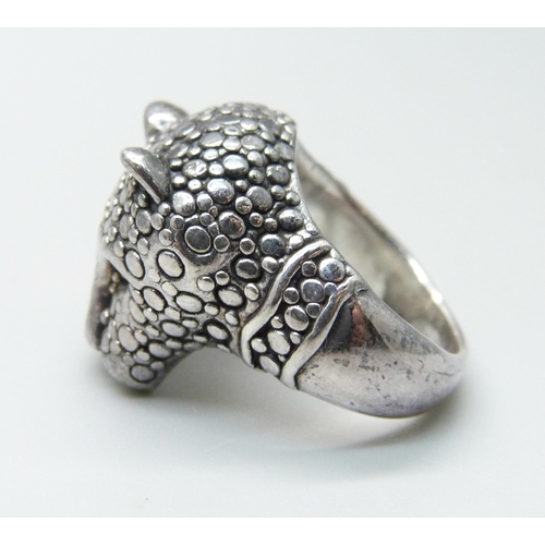 1016 - A silver panther ring, M/N