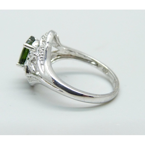 1027 - A 9ct white gold set with a green stone and diamond accents, 2.9g, N