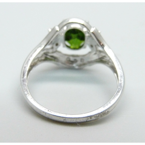 1027 - A 9ct white gold set with a green stone and diamond accents, 2.9g, N