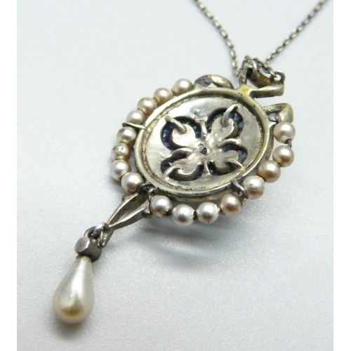 1031 - A paste and faux pearl pendant and chain