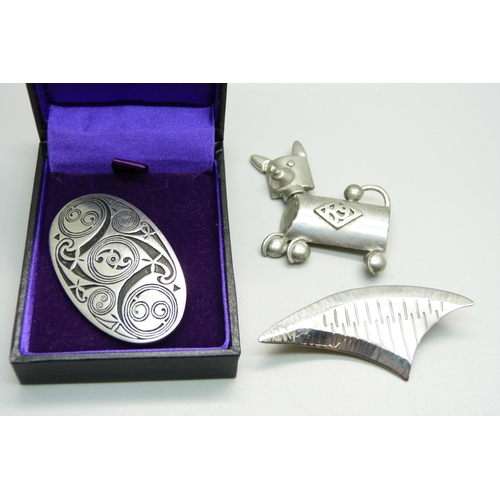 1045 - A vintage St. Justin pewter brooch, an SCA pewter brooch and a stainless steel Mòda brooch