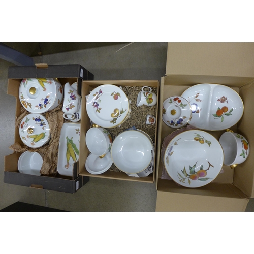 1080 - A collection of Royal Worcester Evesham china including tablewares **PLEASE NOTE THIS LOT IS NOT ELI... 