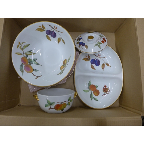 1080 - A collection of Royal Worcester Evesham china including tablewares **PLEASE NOTE THIS LOT IS NOT ELI... 