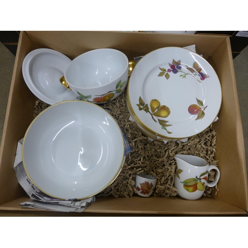 1080 - A collection of Royal Worcester Evesham china including tablewares **PLEASE NOTE THIS LOT IS NOT ELI... 