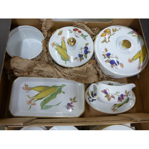 1080 - A collection of Royal Worcester Evesham china including tablewares **PLEASE NOTE THIS LOT IS NOT ELI... 