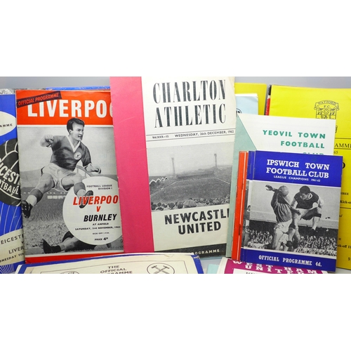 620 - A collection of football programmes from 1957-1988, various clubs (West Ham 1957-58 v Blackpool)