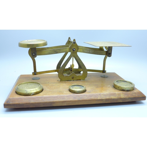 639 - A set of English brass postal scales and weights