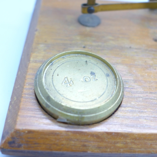 639 - A set of English brass postal scales and weights