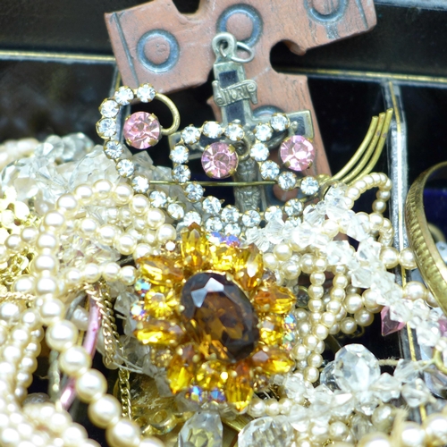 641 - A 19th Century jewellery box containing costume jewellery