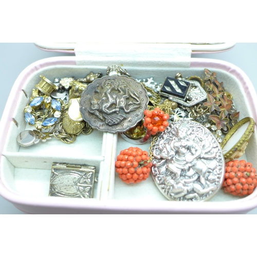 644 - A box of vintage costume jewellery