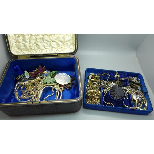 646 - A jewellery box containing vintage and modern costume jewellery