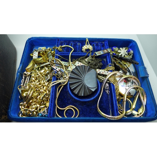 646 - A jewellery box containing vintage and modern costume jewellery
