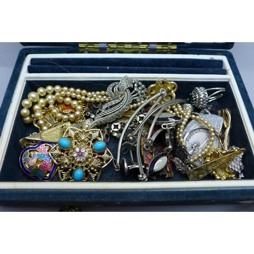 648 - A box of vintage costume jewellery