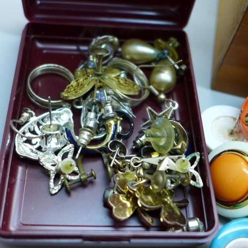 651 - A box of costume jewellery, watches and earrings