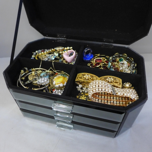 686 - A mirrored jewellery case of costume jewellery