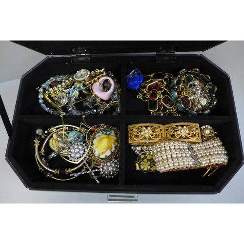 686 - A mirrored jewellery case of costume jewellery