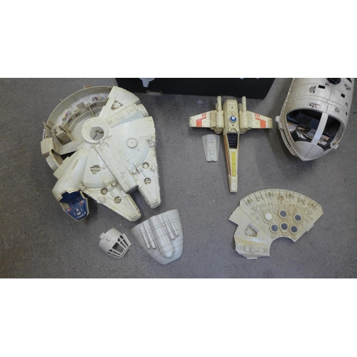 720 - Kenner Star Wars playset vehicles, At-At, Millennium Falcon, X-Wing (unchecked, may have parts missi... 