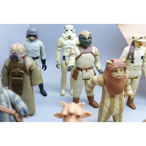 800 - Thirty-two Kenner Star Wars figures