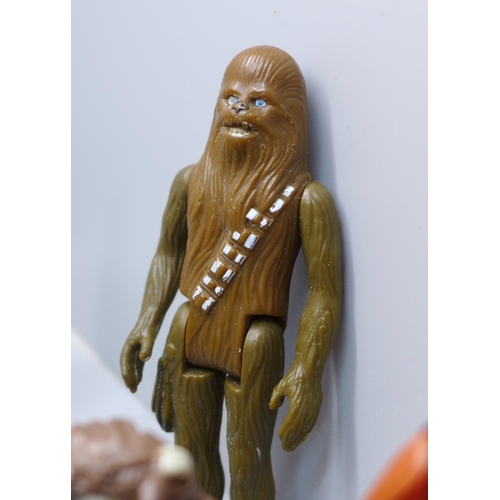 800 - Thirty-two Kenner Star Wars figures