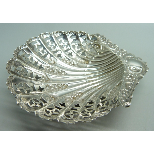 810 - A pair of pierced silver shell shaped dishes, Sheffield 1895, 68g