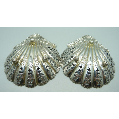 810 - A pair of pierced silver shell shaped dishes, Sheffield 1895, 68g