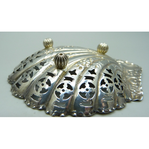 810 - A pair of pierced silver shell shaped dishes, Sheffield 1895, 68g