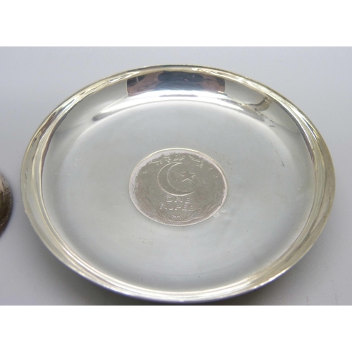 813 - A white metal dish with a Pakistan one rupee coin insert and a silver posy vase, vase 13cm