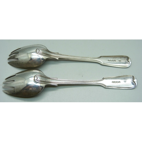 814 - A pair of Victorian silver forks, fiddle and thread pattern, London 1868, 67g