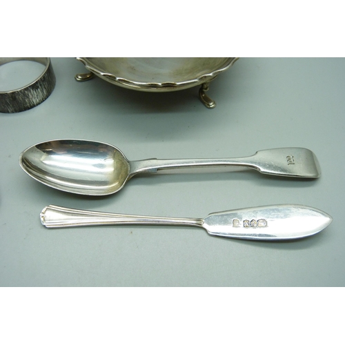 816 - Five silver items including a heavy napkin ring, total weight 136g